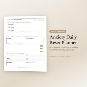 Könnte beinhalten: Digitaler Download eines Anxiety Daily Reset Planers. Der Planer hat einen weißen Hintergrund mit Abschnitten für den Check-in, den Ruheplan und den Realitätscheck am Ende des Tages. Der Text "Anxiety Daily Reset Planner" wird in einer Serifenschrift angezeigt.