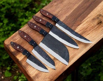 Handgemaakte damaststalen keukenmessenset met houten handvatten, leren schede