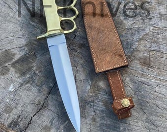 Faca Bowie forjada à mão em aço carbono com bainha de couro.