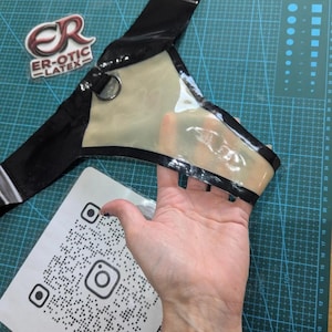 Handgemaakte latex zwarte en transparante damesstring met zwart randdetail - Bold statement-lingerie