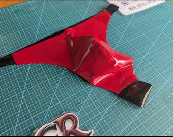 Tanga masculina artesanal em látex preto e vermelho – Lingerie para uma declaração de estilo ousada