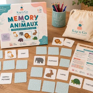 Puede incluir: Un juego de mesa Kap'n Go Memory des Animaux que incluye una caja de cartón, una bolsa de tela beige con cordón, una hoja de reglas y varias tarjetas cuadradas con ilustraciones de animales y sus nombres en francés e inglés.