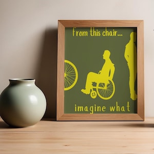 Puede incluir: Un cuadro enmarcado con marco de madera. El cuadro presenta texto y siluetas amarillas sobre un fondo verde. El texto dice "from this chair... imagine what". Un jarrón está a la izquierda del marco.