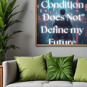 Puede incluir: Un cuadro enmarcado con el texto "Condition Does Not Define my Future" sobre un sofá con cojines verdes. El cuadro muestra a una persona en silla de ruedas en una calle de la ciudad por la noche. Dos cojines verdes lisos y uno con diseño de hojas.