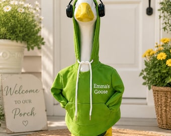 Spersonalizowana bluza z kapturem Lawn Goose ze słuchawkami, spersonalizowany strój z gęsią gęsią, haftowane ubrania z gęsiami, 23-calowy prezent na dekorację ogrodu