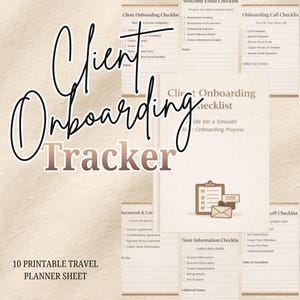 以下が含まれることがあります： 手書きフォントで「Client Onboarding Tracker」という言葉が入ったベージュ色の印刷可能なプランナーシート。プランナーには、オンボーディング、ウェルカムメール、顧客情報のチェックリストが含まれています。「10 Printable Travel Planner Sheet」というテキストが一番下にあります。