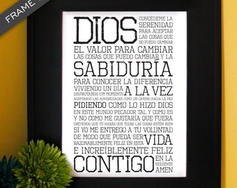 Pode incluir: Impressão tipográfica em preto e branco com a palavra "DIOS" em letras grandes. A impressão apresenta uma citação inspiradora em espanhol sobre fé, sabedoria e viver a vida ao máximo.