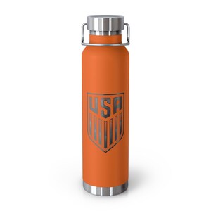 Botella de agua isotérmica con el escudo de la selección nacional de fútbol de EE. UU. – Botella de acero inoxidable de 650 ml – Artículos para aficionados de EE. UU. imagen 4