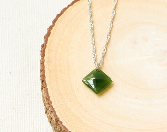 Pendentif en jade néphrite vert argenté, pendentif en jade taille coussin, collier délicat en jade vert, cadeau d'anniversaire pour femme, cadeau pour maman