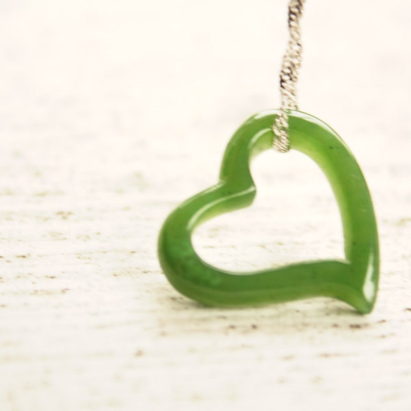 Collier coeur en jade vert, jade néphrite vert émeraude, pendentif coeur flottant, chakra du coeur curatif, cadeau d'anniversaire pour femme