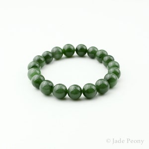 Op de afbeelding: Een groene jade kralen armband met ronde kralen.