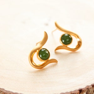 Boucles d&#39;oreilles modernes rondes en jade vert en or jaune, boucles d&#39;oreilles en jade néphrite canadien, simples clous verts, cadeau du 35e anniversaire
