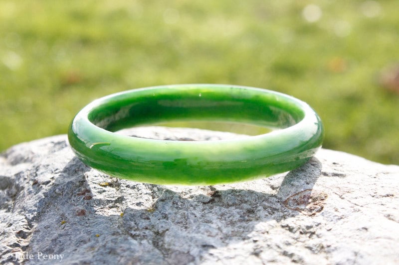 エメラルドグリーンネフライト翡翠バングル（62 mm） - Etsy 日本