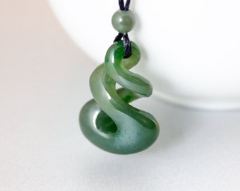 Collar de jade nefrita tallado con doble giro: colgante de eternidad