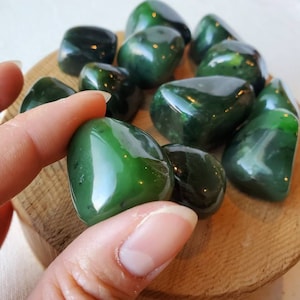 Grüner Nephrit Jade Trommelstein: Polierter Beruhigender Kristall