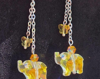 虹色に輝くガラス製の象と蝶のぶら下がりピアス｜風変わりなボヘミアン風アニマルジュエリー