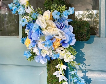 Cruz de musgo con flores artificiales azules / Adorno para puerta de bebé recién nacido / Regalo para anfitriona en inauguración de casa