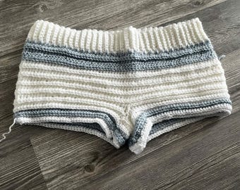 Pantalones cortos de verano tejidos a mano en blanco y azul.