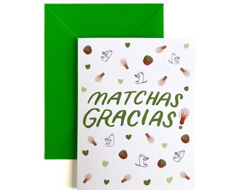 Op de afbeelding: Een witte wenskaart met een groene envelop met de tekst MATCHAS GRACIAS in olijfgroen. De kaart is versierd met een herhalend patroon van kleine bruine matcha-kloppers, groene hartjes en lijntekeningen van honden die kloppers vasthouden.