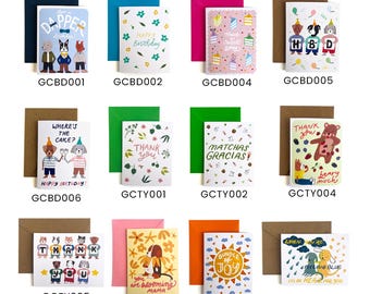 Op de afbeelding: Een collectie van twaalf wenskaarten met kleurrijke illustraties van dieren, bloemen en tekst. Elke kaart is voorzien van een bijpassende envelop. De ontwerpen bevatten honden, beren en zonmotieven met diverse teksten en felicitaties.