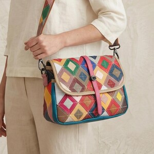 Färgglad lapptäcksväska i läder, liten axelväska i äkta läder, bohemisk vintageväska, unik hantverkshandväska, present till kvinnor