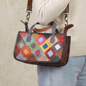 Färgglad lapptäcksväska i läder, axelväska i äkta läder, liten boho-handväska, unik hantverksväska, snygg väska för vardagsbruk