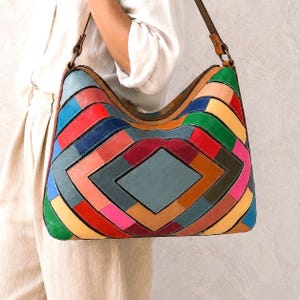 Hobo schoudertas van kleurrijk leer met veelkleurig patchwork en mozaïekdesign.