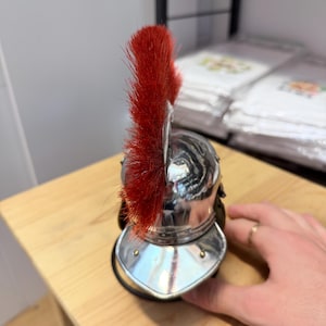 Römischer Zenturio-Helm mit rotem Kamm – Kleine Größe | Replik eines antiken römischen Helms | Rüstung der römischen Legion | Gladiatorenhelm | Geschenkidee für römische Dekoration Bild 1