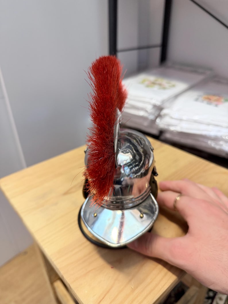 Römischer Zenturio-Helm mit rotem Kamm – Kleine Größe | Replik eines antiken römischen Helms | Rüstung der römischen Legion | Gladiatorenhelm | Geschenkidee für römische Dekoration Bild 1