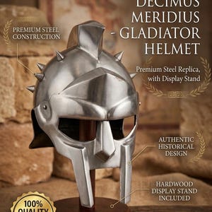 Könnte beinhalten: Ein silberfarbener Gladiator-Helm aus Stahl mit einem zentralen Kamm, spitzen Dornen und einem Gesichtsschutz, montiert auf einem dunkelbraunen, runden Hartholz-Präsentationsständer. Der Text lautet: MAXIMUS DECIMUS MERIDIUS - GLADIATOR HELMET, PREMIUM STEEL CONSTRUCTION, PREMIUM STEEL REPLICA, WITH DISPLAY STAND, AUTHENTIC HISTORICAL DESIGN, HARDWOOD DISPLAY STAND INCLUDED, 100% QUALITY GUARANTEED, EXPRESS SHIPPING AVAILABLE.