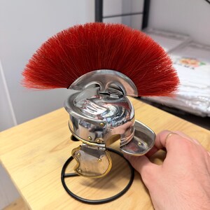 Römischer Zenturio-Helm mit rotem Kamm – Kleine Größe | Replik eines antiken römischen Helms | Rüstung der römischen Legion | Gladiatorenhelm | Geschenkidee für römische Dekoration Bild 4
