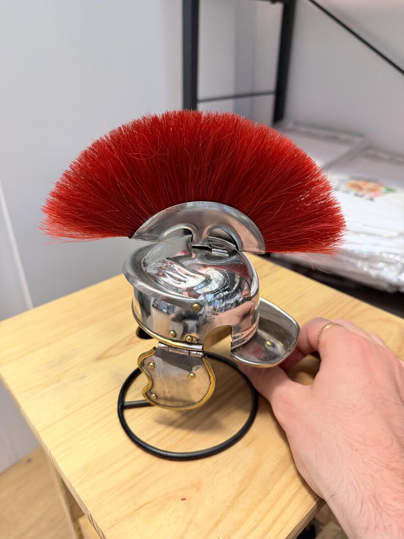 Römischer Zenturio-Helm mit rotem Kamm – Kleine Größe | Replik eines antiken römischen Helms | Rüstung der römischen Legion | Gladiatorenhelm | Geschenkidee für römische Dekoration Bild 4