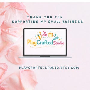 Pu&ograve; includere: Un laptop mostra il logo PlayCraftedStudio con illustrazioni di strumenti artigianali. Il testo "THANK YOU FOR SUPPORTING MY SMALL BUSINESS" &egrave; sopra. Petali di rosa rosa formano lo sfondo.