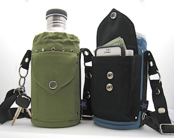 Op de afbeelding: Twee canvas tassen met verstelbare banden. De tas links is groen en heeft een zilveren fles erin. De tas rechts is zwart met een blauwe rand en heeft een mobiele telefoon erin. Beide tassen hebben zilveren knopen.