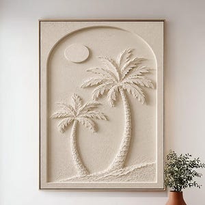 Puede incluir: Escultura en relieve beige de dos palmeras bajo un sol, enmarcada en un arco. La obra de arte cuelga sobre un banco de madera, con un jarrón de terracota con vegetación. La habitación tiene una paleta de colores neutros y suelo de madera en espiga.