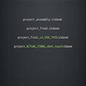 以下が含まれることがあります： グリッドパターンを持つ濃い灰色の背景。白いテキストは、project_assembly.sldasm、project_final.sldasm、project_final_v2_USE_THIS.sldasm、およびproject_ACTUAL_FINAL_dont_touch.sldasmと読みます。「THEENGINEERSTUDIOCO。」というテキストが下にあります。