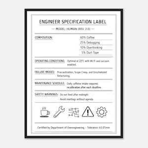 Op de afbeelding: Zwart omlijste Engineer Specification Label print. Het label bevat secties voor samenstelling, bedrijfsomstandigheden, faalmodi, onderhoudsschema en veiligheidswaarschuwingen. De samenstelling is 60% koffie, 25% debugging, 10% overthinking en 5% duct tape.