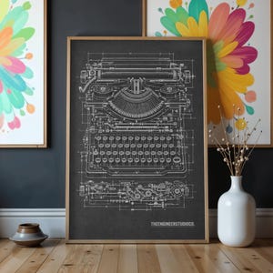 Puede incluir: Una lámina de arte mural rectangular vertical que presenta un dibujo técnico lineal en blanco de una máquina de escribir antigua sobre un fondo gris oscuro. La impresión incluye esquemas mecánicos detallados y el texto THEENGINEERSTUDIOCO. en la esquina inferior derecha.