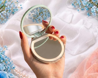 Espejo compacto LED personalizado, regalo personalizado con nombre y flor de nacimiento para propuesta de dama de honor, espejo de bolsillo recargable con aumento y luz.