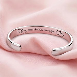 Personligt armband med dolt meddelande • Anpassat graverat armband • Namnsmycken med hemliga textkoordinater • Gåva till brudtärna/marskalken