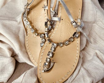 Sandali capri vintage Canfora con gioielli e cinturino a T in pelle argentata cucito a mano.