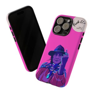 Puede incluir: Funda de teléfono rosa intenso con una ilustración de una persona con sombrero y chal, mostrando el dedo medio. El texto "Fuck U" y "DON'T TOUCH ME" está impreso. Un teléfono negro está al lado.