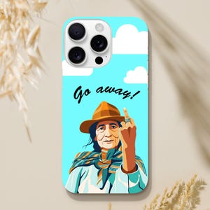Puede incluir: Funda de teléfono con una ilustración pop art de una persona con sombrero y bufanda, mostrando el dedo medio. El fondo es un cielo azul claro con nubes blancas. Las palabras "Go away!" están escritas en guión negro.
