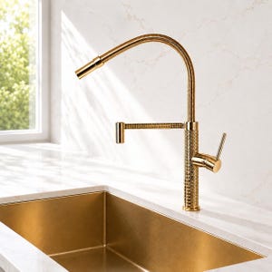 Könnte beinhalten: Eine goldfarbene Küchenarmatur mit flexiblem, gebogenem Auslauf und einem passenden rechteckigen Waschbecken. Die Armatur hat ein strukturiertes Muster am Sockel und einen Hebelgriff. Das Waschbecken ist aus dem gleichen goldfarbenen Metall.