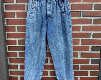 Vaqueros vintage de los 90 de Jordache Studio, de talle alto, plisados y con efecto desteñido ácido.