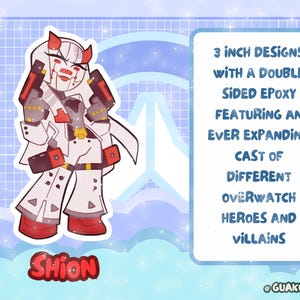 Puede incluir: Un dije de epoxi de doble cara de 3 pulgadas con un personaje estilizado llamado Shion con armadura blanca, cuernos rojos y detalles en rojo. El texto dice: 3 INCH DESIGNS WITH A DOUBLE SIDED EPOXY FEATURING AN EVER EXPANDING CAST OF DIFFERENT OVERWATCH HEROES AND VILLAINS.