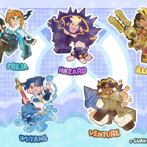 Puede incluir: Una hoja de pegatinas con cinco personajes de dibujos animados estilizados llamados Freja, Hazard, Illari, Wuyang y Venture. Cada personaje tiene un atuendo y arma &uacute;nicos, representados en un estilo art&iacute;stico vibrante inspirado en el anime con bordes blancos.