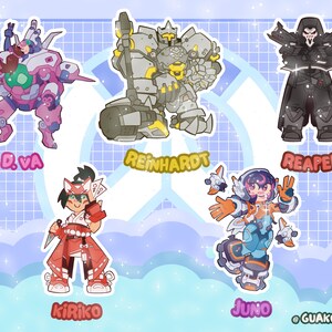 Puede incluir: Un conjunto de cinco pegatinas de personajes que muestran a D.Va en un meca rosa, Reinhardt con armadura gris y un martillo, Reaper con capa negra, Kiriko con ropa roja y blanca y m&aacute;scara de zorro, y Juno con traje azul y naranja con el texto Guakocharms.