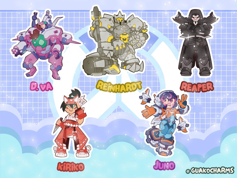 Puede incluir: Un conjunto de cinco pegatinas de personajes que muestran a D.Va en un meca rosa, Reinhardt con armadura gris y un martillo, Reaper con capa negra, Kiriko con ropa roja y blanca y m&aacute;scara de zorro, y Juno con traje azul y naranja con el texto Guakocharms.