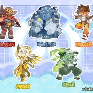 Puede incluir: Una colecci&oacute;n de cinco pegatinas de personajes que incluyen a Cassidy, Winston, Tracer, Mercy y Genji. Cada personaje est&aacute; ilustrado en un estilo art&iacute;stico tipo chibi con colores vibrantes. Las etiquetas de texto para cada personaje est&aacute;n incluidas.